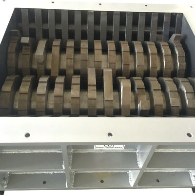 JWELL 2000kg/h à faible bruit bandent réutiliser le défibreur de feuille de plastique de deux axes