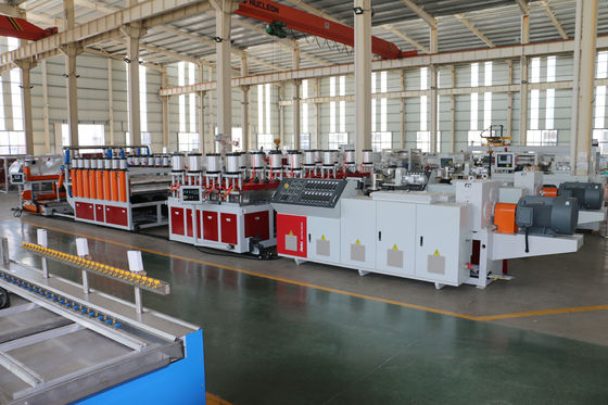 Ligne vis 550kg/H d'extrusion de panneau de PVC WPC de 1220MM de double