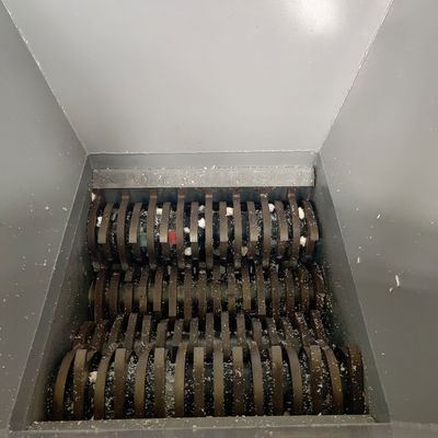 Le tambour bleu de HDPE a écumé défibreur de réutilisation en plastique d'axe d'axe du conteneur quatre